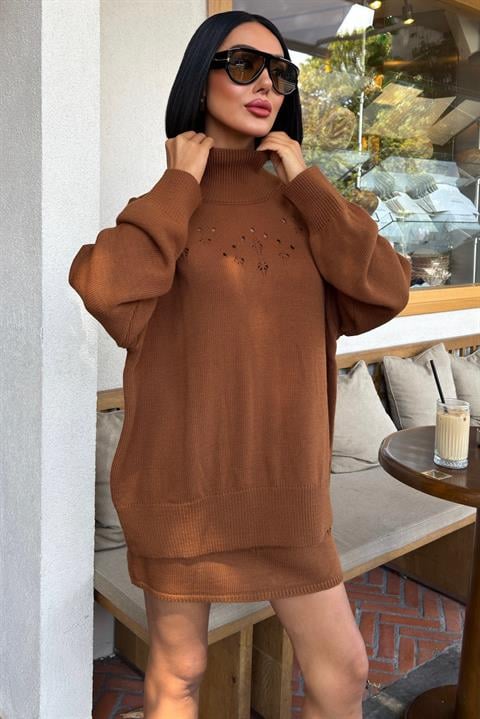 Lifestyle photo of model in Amber Knit Set outdoor